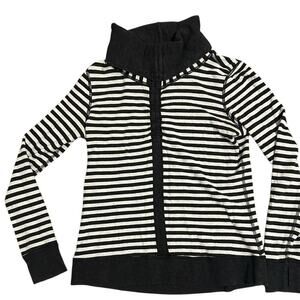 Lululemon in a cinch cowl long sleeve gray striped long sleeve sweater size 6